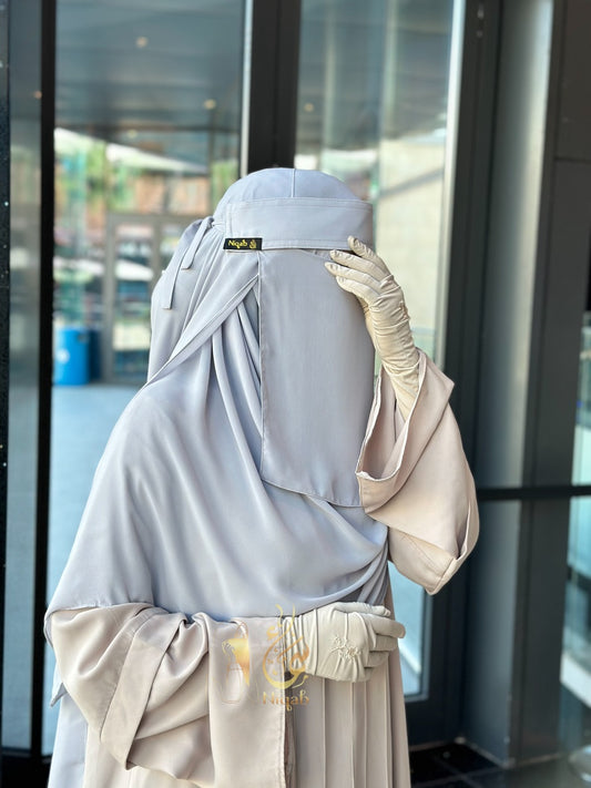 طقم رمادي