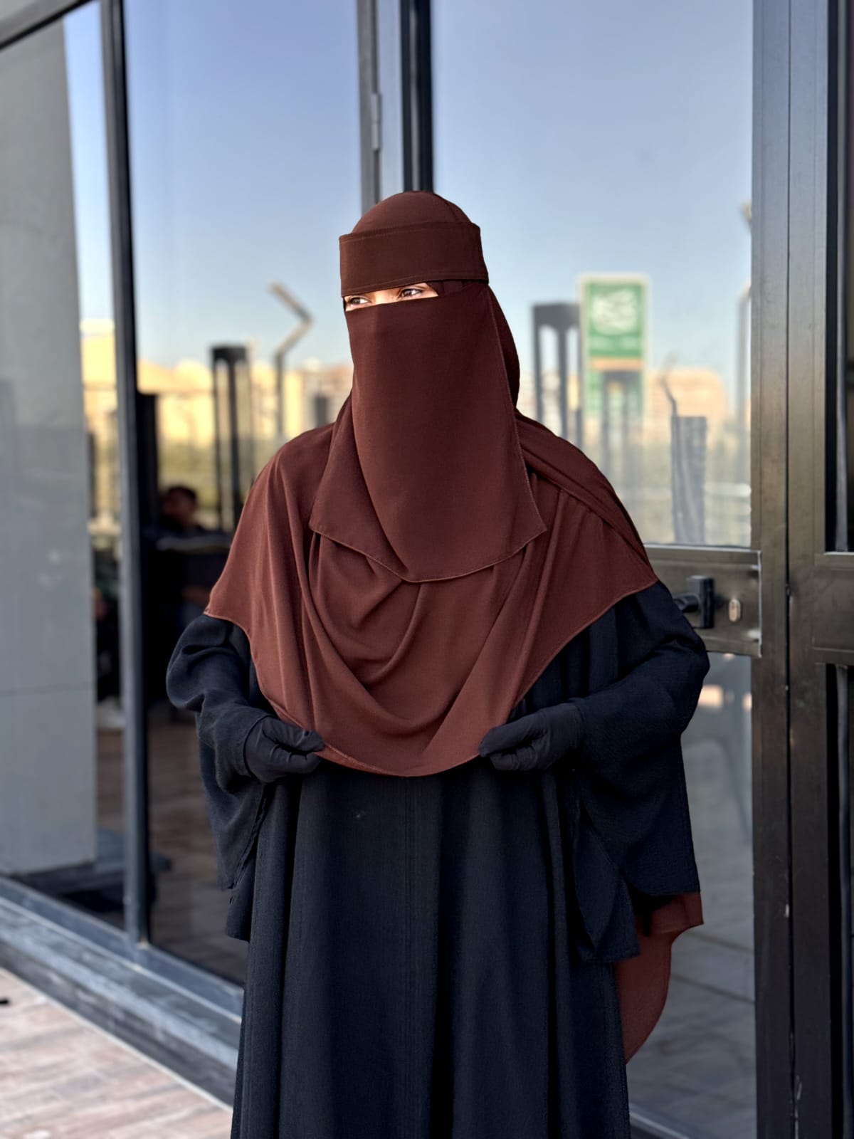 الطقم البني