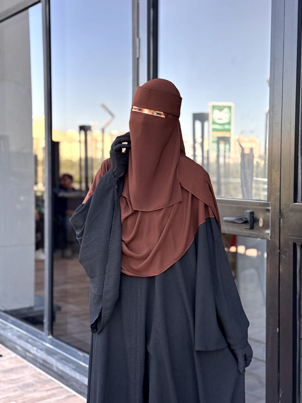 الطقم البني