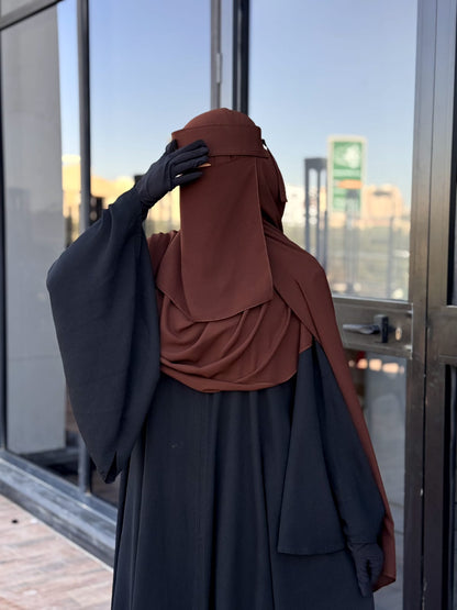 الطقم البني